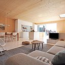 Au second niveau, une grande pièce à vivre lovée dans un cocon de bois.