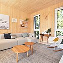 Au salon, on a repris le dessin et les dimensions des ouvertures situées au niveau inférieur.