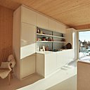 Les rangements de la cuisine en médium peint ont été réalisés sur mesure. Sa couleur s’accorde avec le sol recouvert d’une chape polyuréthane.