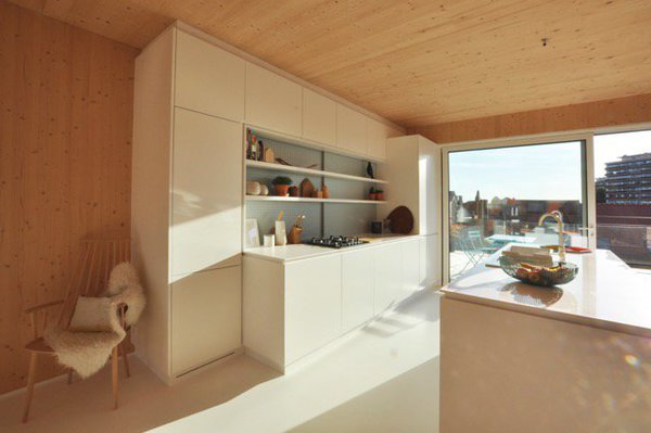 Les rangements de la cuisine en médium peint ont été réalisés sur mesure. Sa couleur s’accorde avec le sol recouvert d’une chape polyuréthane.