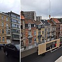 A droite, la surélévation en retrait est quasi invisible de la rue. A gauche, première étape de la construction de l’extension avec élévation du panneau de façade à l’aide d’une grue.