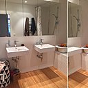 Les murs de la salle de bains sont revêtus d’une mosaïque en pâtes de verre et le sol d’un parquet en bambou imputrescible coloris caramel. Vernis et vitrifié, il est composé de petites lames et sections verticales étroites qui le rendent très solide.