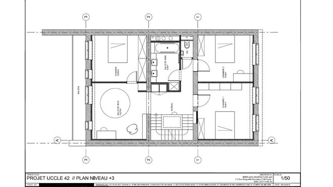 Plan du 3ème étage : le 1er niveau , d’une surface de 85 m²,a été cloisonné pour former deux zones (jour-nuit) séparées par la salle de bains et un bloc de rangement. D’un côté, 2 chambres, et de l’autre, une grande pièce à vivre incluant la cuisine. Les deux zones communiquent entre elles grâce à une entrée ouverte aménagée avec une zone de bureau. Dans la 2eme phase de travaux, la grande pièce à vivre a été cloisonnée et séparée en deux espaces, une salle de jeux et une chambre pour le second enfant.