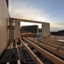 Photo de chantier : au matin du second jour de montage, les 3 panneaux (murs mitoyens et panneau de façade) sont toujours debout, malgré le vent qui a soufflé toute la nuit.