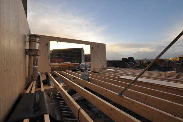 Photo de chantier : au matin du second jour de montage, les 3 panneaux (murs mitoyens et panneau de façade) sont toujours debout, malgré le vent qui a soufflé toute la nuit.