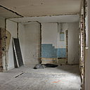 Avant les travaux : le premier niveau (3ème étage de l’immeuble) a été acquis par vente casco (vente brute, en l'état). Le vendeur a fourni les arrivées de flux (électricité, gaz, eau et conduits de fumisterie).