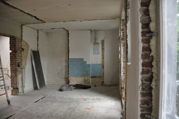 Avant les travaux : le premier niveau (3ème étage de l’immeuble) a été acquis par vente casco (vente brute, en l'état). Le vendeur a fourni les arrivées de flux (électricité, gaz, eau et conduits de fumisterie).