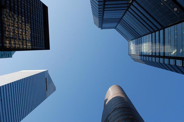 Vue en contre plongée, de grattes ciels de différents styles.