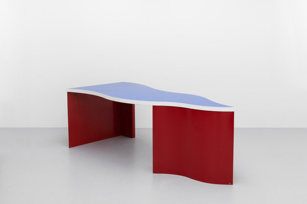 Bicolore et contrasté, frôlant le baroque, bureau Bandiera, création Alessandro Mendini éditée par Tribu, 1988.