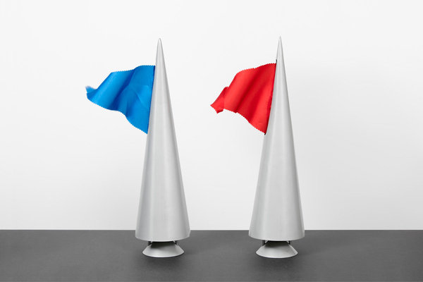 Aux couleurs de la France, lampes Maestrale, création Denis Santachiara, éditée par Tribu, 1985.