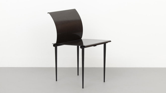 Chaise Carbone, en fibre de carbone et structure en acier peint, création Martin Szekely éditée par Tribu, 1985.