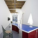 Dans la galerie A1043, de gauche à droite, chaise Biribi et bureau Bandiera d’Alessandro Mendini, tabouret Spring de Toshiyuki Kita, lampadaires Sparta et lampe de bureau EDF de Denis Santachiara, édités en 1985 et 1988 par Tribu.