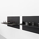 De gauche à droite, plateaux Opec de Masaki Morita et verres Arno et Tevere de Michele de Lucchi, édités en 1986 par Tribu.