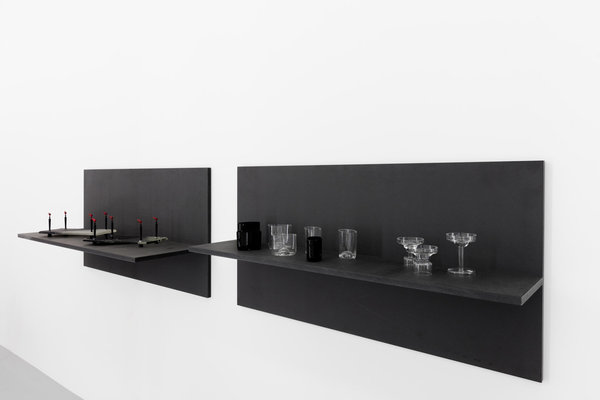 De gauche à droite, plateaux Opec de Masaki Morita et verres Arno et Tevere de Michele de Lucchi, édités en 1986 par Tribu.