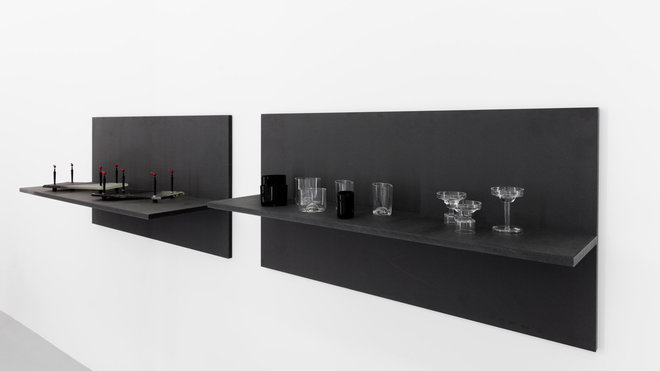 De gauche à droite, plateaux Opec de Masaki Morita et verres Arno et Tevere de Michele de Lucchi, édités en 1986 par Tribu.