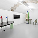 De gauche à droite, table en métal Prima Duna d’Alessandro Mendini, lampes Maestrale de Denis Santachiara, au fond, coiffeuse Grande Specchio (zamac sablé et peint, tôle pliée, métal tubulaire, miroir et noyer) de Paolo Deganello, chaise Biribi et bureau Rif d’Alessandro Mendini, édités en 1985 et 1988 par Tribu.