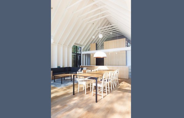 Parquet blond et charpente peinte en blanc… Le bois est le matériau de base de ce chalet. Le volume est à peine cloisonné pour laisser entrer la lumière en toutes saisons.