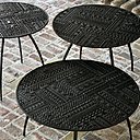 Bouts de canapé Tabwa Thin, avec structure en métal, tablette en teck, existe en 4 dimensions. Les plateaux de ces pièces de la nouvelle ligne Ancestors rendent aussi hommage aux façades décorées du village de Tiebele Lodge, ses mausolées mais aussi son folklore local avec les peintures réalisées par les femmes africaines pendant les célébrations. Création Carlos Baladia pour Ethnicraft.