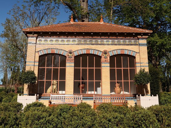 Construite pour conserver les plantes fragiles en hiver, l’orangerie de la Villa Perrusson, seul élément décoratif du parc, ici restaurée.