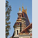 La lanterne qui orne le pavillon Desfontaines a été présentée par l’entreprise lors de l’exposition universelle de 1889 à Paris. Réalisée sur mesure pour coiffer l’ouvrage architectural, elle est considérée comme un exemplaire unique.