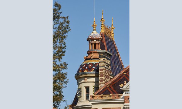 La lanterne qui orne le pavillon Desfontaines a été présentée par l’entreprise lors de l’exposition universelle de 1889 à Paris. Réalisée sur mesure pour coiffer l’ouvrage architectural, elle est considérée comme un exemplaire unique.