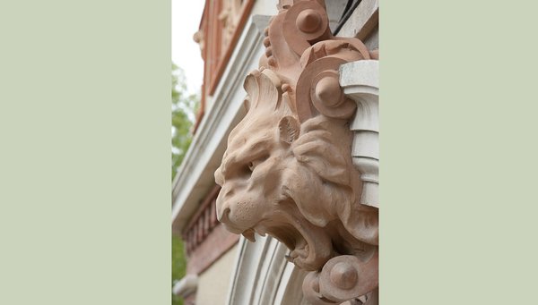 Chaque ornementation a été réalisée à partir de moulages artisanaux d’éléments existants, qui se sont associés à la mise en œuvre de nouvelles solutions techniques pour les protéger de nouveaux ravages de l’eau.