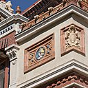 Les éléments nouveaux, comme ces panneaux, ont été fabriqués, pièce par pièce, par estampage. C’est l’entreprise Tegulys qui a assuré la reproduction des ornements céramiques : 400 pièces produites, 50 modèles et environ 8 tonnes de terre utilisées.