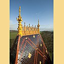 Restitution des épis faîtage de la toiture en tuiles vernissées et colorées, parachevant la restauration.