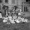 Devant leur résidence en 1898, photo de la famille des Perrusson-Desfontaines, qui a vécu dans cette villa pendant 6 générations.