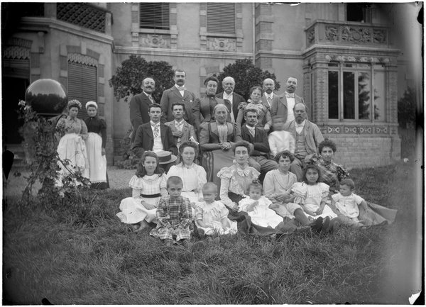 Devant leur résidence en 1898, photo de la famille des Perrusson-Desfontaines, qui a vécu dans cette villa pendant 6 générations.
