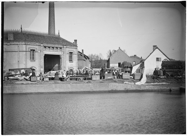 L’usine Perrusson a été construite tout près du canal du Centre et de la voie ferrée pour acheminer plus facilement les matériaux céramiques.