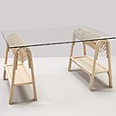 Etonnants. Ces tréteaux à la fois légers et solides supportent le plateau en verre qui révèle la beauté du cintrage. La moelle de rotin souple s’enroule en spirale pour permettre le passage des câbles d’alimentation de chaque côté du bureau. Tréteaux Passe Passe, création Jean-Michel Policar, 675 €, Orchid Edition.