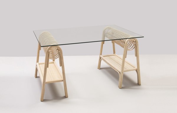 Etonnants. Ces tréteaux à la fois légers et solides supportent le plateau en verre qui révèle la beauté du cintrage. La moelle de rotin souple s’enroule en spirale pour permettre le passage des câbles d’alimentation de chaque côté du bureau. Tréteaux Passe Passe, création Jean-Michel Policar, 675 €, Orchid Edition.