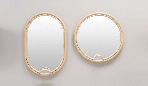 Lignes pures. En prenant le contrepied du dessin des miroirs traditionnels décoratifs, cette série explore la souplesse du matériau en tant que tel. Miroirs Lasso, création Amandine et Aïssa du studio AC/AL 145 € et 195 €, Orchid Edition.