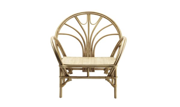 Exotique. Tout en courbes et réalisé à la main, il est conçu avec une assise très large pour plus de confort, composée de lames de rotin. Fauteuil TineK Home, 355 €, French Rosa.
