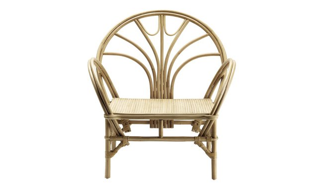 Exotique. Tout en courbes et réalisé à la main, il est conçu avec une assise très large pour plus de confort, composée de lames de rotin. Fauteuil TineK Home, 355 €, French Rosa.