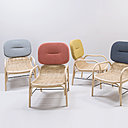 Bimatières. Jouant sur le rotin de gros diamètre et la trame fine du cannage, il dessine des contours pour une assise contemporaine, complétée par un coussin. Fauteuil Plus, création Amandine et Aïssa du studio AC/AL 790 €, Orchid Edition.