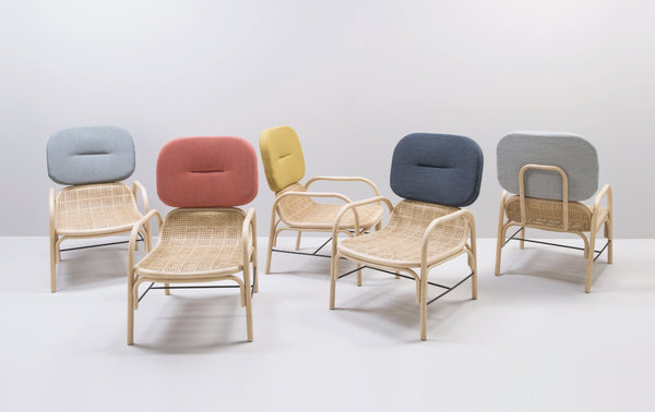 Bimatières. Jouant sur le rotin de gros diamètre et la trame fine du cannage, il dessine des contours pour une assise contemporaine, complétée par un coussin. Fauteuil Plus, création Amandine et Aïssa du studio AC/AL 790 €, Orchid Edition.