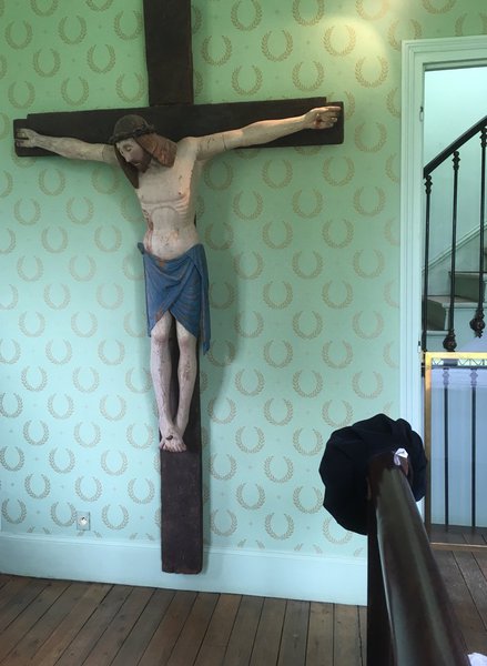 La chambre de Rodin et son Christ en bois.