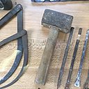 Les outils de taille de la pierre exposés en vitrine dans la Galerie des plâtres.