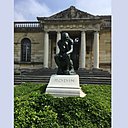 Rodin et Rose Beuret reposent sous un exemplaire du Penseur devant la Galerie des plâtres