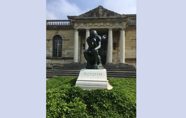 Rodin et Rose Beuret reposent sous un exemplaire du Penseur devant la Galerie des plâtres