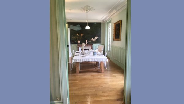 La salle à manger a été recomposée telle qu'elle était d'après les photos d'archives.