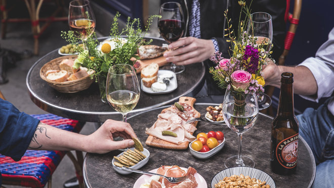 Un apéritif fleuri en terrasse avec ses bons amis.