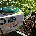 Le petit kit du jardin se présente en bocal de verre contenant 3 palets coco, graines de cornichons, de moutarde, un sachet d'estragon séché et le mode d'emploi pour les voir pousser.