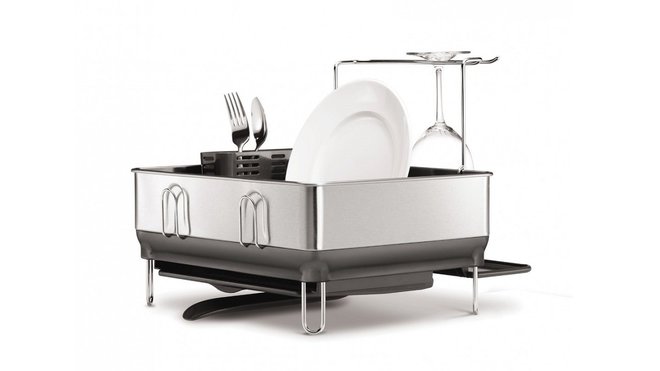 Enfin un bel égouttoir ! Exit la pile de vaisselle qui sèche et place à l’égouttoir au design bien pensé. Les parois et la grille amovible en acier inoxydable ont une pellicule hydrophile pour limiter les traces et faciliter le nettoyage, 79,99 €, Simplehuman.