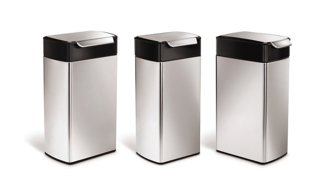 Taille mince. Seulement 26 cm de largeur et 40 litres, elle s’ouvre d’une simple pression de la main. Une cale au fond permet de maintenir le bac surélevé pour faciliter le retrait et la mise en place du sac. Poubelle, en gris ou blanc, acier inoxydable, finition anti-traces 179,99 €, Simplehuman.