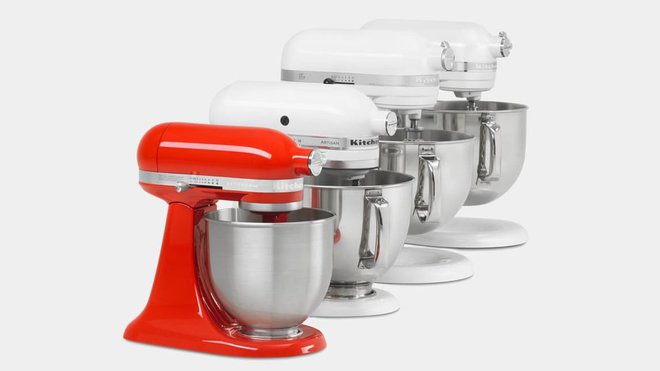 Le mini pro. 25% plus léger et 20% plus petit que son aîné, ses performances sont identiques. Il est idéal pour les petites cuisines. Formes arrondies, bol en acier inoxydable brossé de 3,3L, mini robot pâtissier multifonction, 499 €, Kitchenaid.