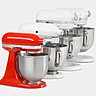 Le mini pro. 25% plus léger et 20% plus petit que son aîné, ses performances sont identiques. Il est idéal pour les petites cuisines. Formes arrondies, bol en acier inoxydable brossé de 3,3L, mini robot pâtissier multifonction, 499 €, Kitchenaid.