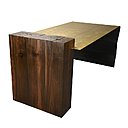 Bureau « Shirubainu », création Marc Raimbault, ébène de Macassar, carbone et feuille d’or non vernie, 25 200 €.